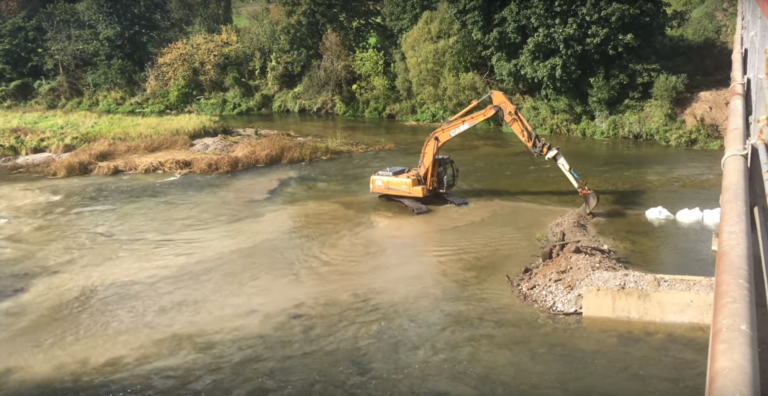 Taip Ukmergės keliai pasitinka lašišas Šventosios upėje…